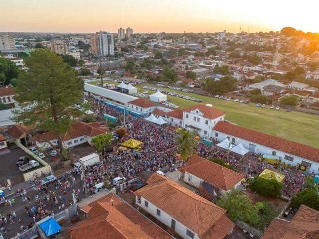 Com &ldquo;dois Carnavais&rdquo;, folia dividiu fi&eacute;is do bloco e cativos da Fernando Corr&ecirc;a