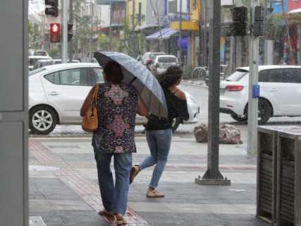 Com tempo instável, guarda-chuva torna-se acessório antes de sair de casa