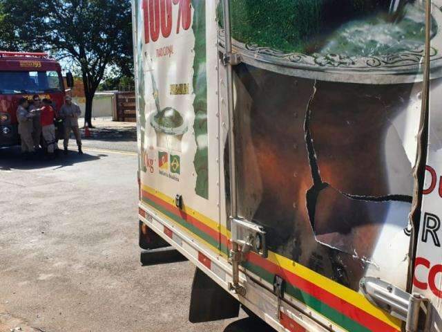 Em tentativa de convers&atilde;o, caminh&atilde;o bate em moto e atinge poste