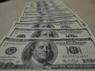 Dólar comercial fechou a segunda-feira vendido a R$ 4,21 (Foto: Agência Brasil)