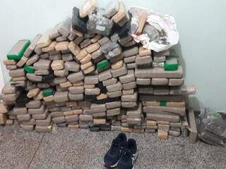 Em 231 tabletes apreendidos, polícia contou 200 quilos de maconha (Foto: Divulgação/14ºBPM)