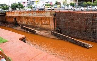 Estrutura de concreta caída no Rio Anhanduí um dia após temporal (Foto: Henrique Kawaminami/Arquivo)