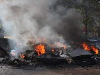 Entulho em chamas provocadas por crianças no Bairro Nova Jerusalém (Foto: Silas Lima)