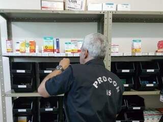 Procon flagra 7 farm&aacute;cias vendendo produto fora do prazo e sem informa&ccedil;&otilde;es