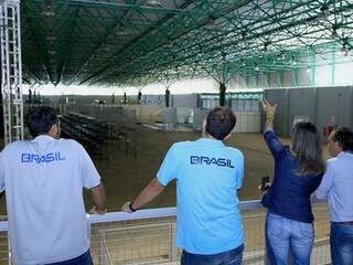 Integrantes do comitê durante visita a um dos espaços que podem vir a receber o evento, na Capital. (Foto: Divulgação) 