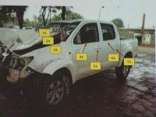 Identificação dos disparos que atingiram a caminhonete do empresário. (Foto: Reprodução/Arquivo)