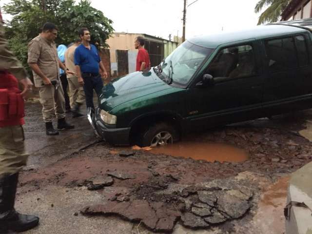 No Estrela do Sul, caminhonete cai em buraco e &aacute;gua leva placas de asfalto