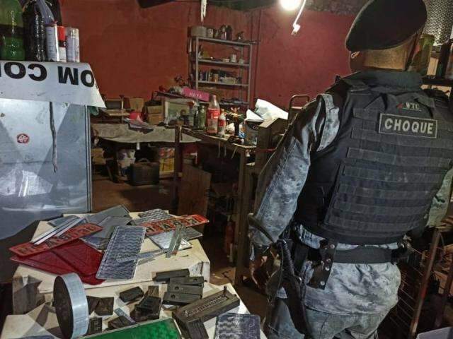 Quatro s&atilde;o presos ap&oacute;s flagrante em f&aacute;brica clandestina de placa veicular