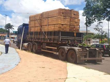 Acidente entre carro e caminhão com 20 toneladas de madeira fecha Dom Aquino