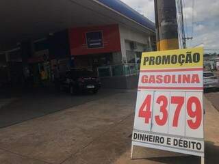 Estabelecimento foi autuado por vender gasolina &quot;velha&quot; com preço &quot;novo&quot; (Foto: Danielle Errobidarte)