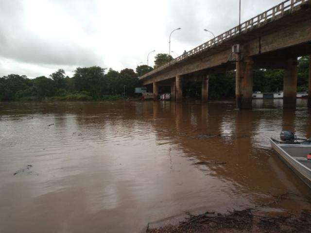 Ap&oacute;s 3 dias de trabalho, sedimentos no Rio Miranda s&atilde;o retirados