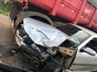 Durante chuva r&aacute;pida, engavetamento destr&oacute;i Saveiro e deixa um ferido