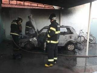 Uno pega fogo dentro de garagem e fica destru&iacute;do 