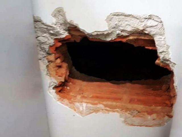 Dupla abre buraco em parede de banco e foge antes da chegada da PM 