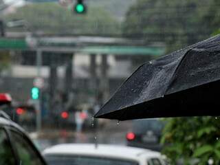 Nesta quinta-feira (23), o dia amanheceu com chuva fraca em Campo Grande (Foto: Henrique Kawaminami)