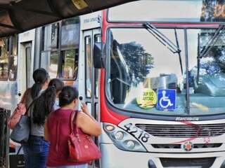Usuários entram em veículo do transporte coletivo, cuja passagem volta a custar R$ 4,10. (Foto: Henrique Kawaminami)