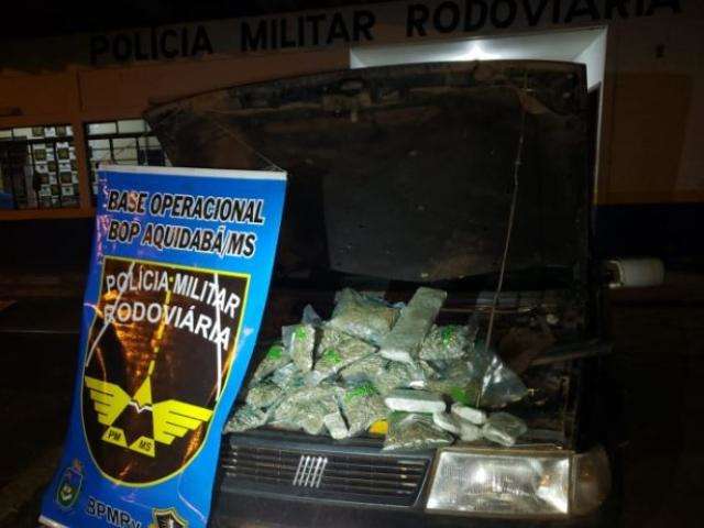 Casal &eacute; flagrado com pacotes de maconha e skank em fundo falso de ve&iacute;culo 