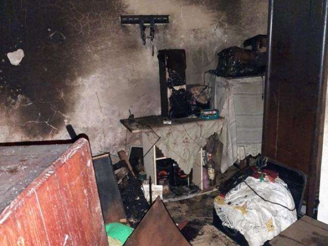 Casa pega fogo na madrugada e mulher de 64 anos morre por asfixia