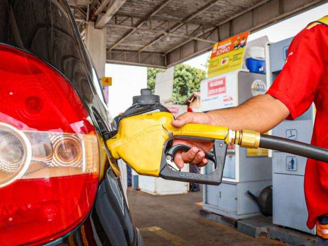 Procon notifica 3 postos por reajustar gasolina, mas congelaram &aacute;lcool