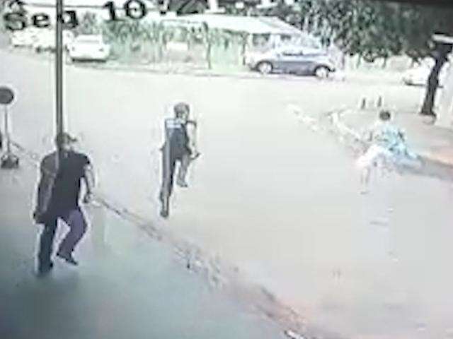 Preso pula telhado, escapa, e &eacute; perseguido na rua por policiais 