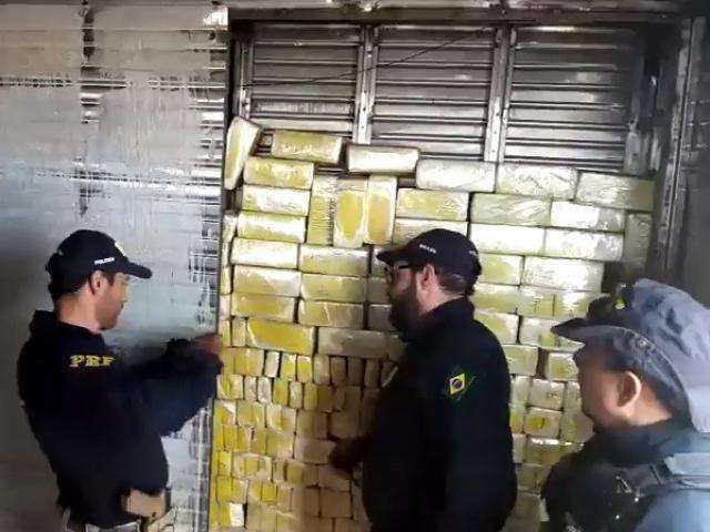 PRF apreende 400 kg de maconha em caminh&atilde;o que saiu da Capital