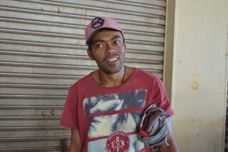 Com a roupa limpa debaixo do braço, Sandro Gomes da Silva conta que está na rua há 27 anos (Foto: Alana Portela)