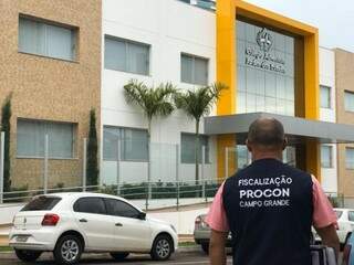 Após polêmica e multa, colégio oferece matrícula para jovem com síndrome Após polêmica e multa, colégio oferece matrícula para jovem com síndrome