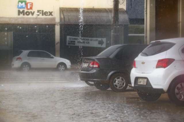 Em dia de altas temperaturas, chuva chega com for&ccedil;a em Campo Grande