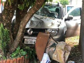Esfaqueado, motorista perde controle de ve&iacute;culo, bate em &aacute;rvore e morre