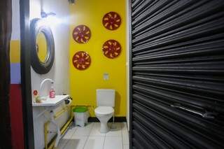 O banheiro feminino é todo decorado com calotas e pneu. (Foto: Paulo Francis)