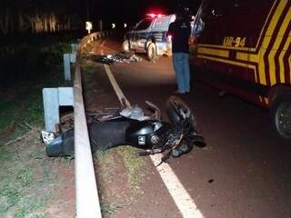 Motociclista perde controle da moto na curva, cai e morre em rodovia
