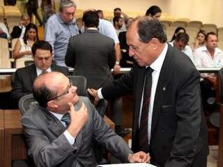 Deputados José Carlos Barbosa (DEM) e Zé Teixeira (DEM), durante sessão (Foto: Assessoria/ALMS)