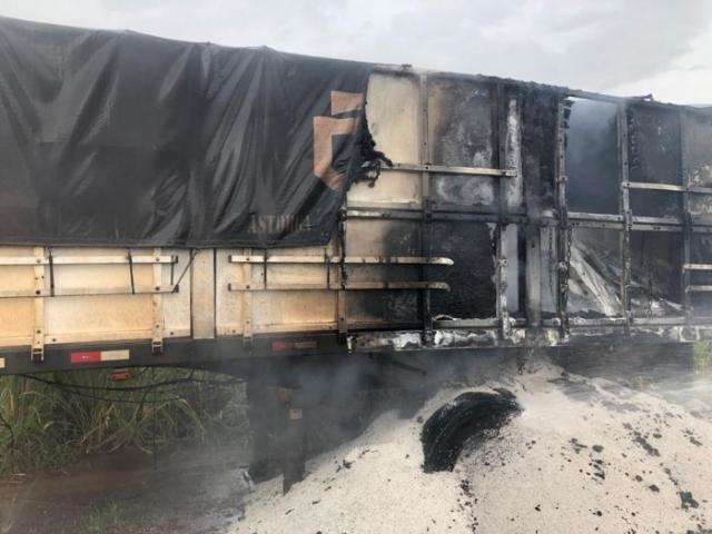 Carreta carregada de adubo &eacute; consumida pelo fogo na MS-306
