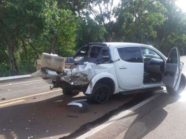 Camionete bate em caminh&atilde;o ap&oacute;s ser atingida por pneu na BR-262