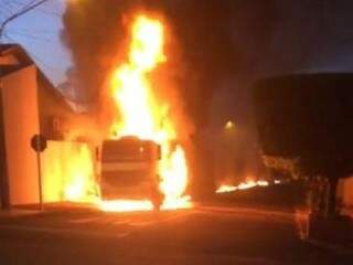 Segundo veículo estacionado foi completamente consumido pelo fogo (Foto: Divulgação)