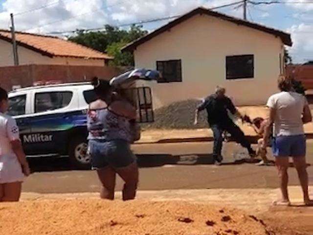 Confus&atilde;o no Rui Pimentel I tem PM puxando moradora pelos cabelos