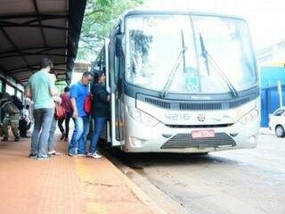 Passageiros acessando ônibus da Capital. (Foto: Arquivo)