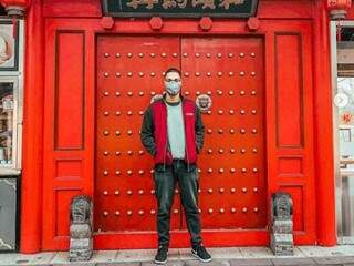 Em publicação nas redes sociais, jovem aparece de máscara em Pequim. (Foto: Reprodução Instagram)