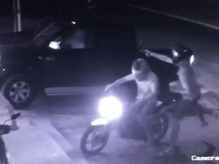 Dupla de moto rende empres&aacute;rio e leva Hilux em cidade dominada pelo crime