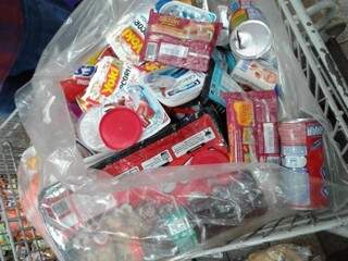 Supermercado é autuado com quase 500 produtos vencidos no ano passado Supermercado é autuado com quase 500 produtos vencidos no ano passado