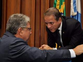 Deputado Evander Vendramini conversa com Carlos Alberto David. (Foto: Luciana Nassar/ALMS)