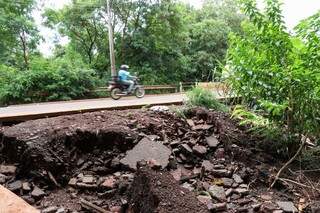 Córrego Lageado é mais um problema no bairro em dia de chuva. (Foto: Henrique Kawaminami)