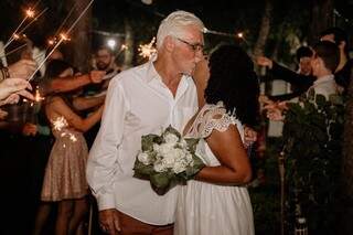 O beijo oficializou o &quot;Sim&quot; durante a festa de casamento (Foto: Arquivo pessoal)