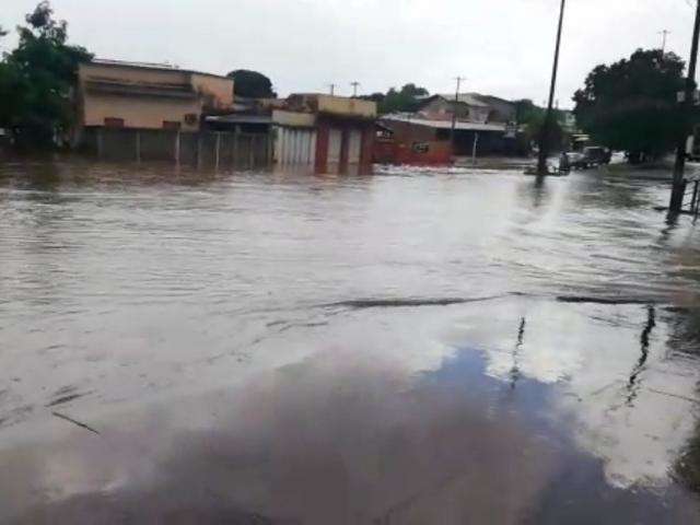 Chuva de 1h faz rua virar rio no Santo Ant&ocirc;nio e moradores ficam ilhados 