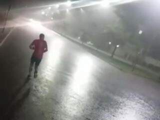 Chuva pegou corredor de surpresa na Avenida Interlagos. (Foto: Direto das Ruas) 