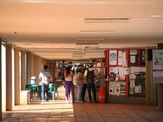 Alunos no corredor central do campus da UFMS em Campo Grande. (Foto: Arquivo) 