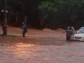 Resgate de condutores ilhados em enchente na Mata do Segredo. (Foto: Direto das Ruas) 