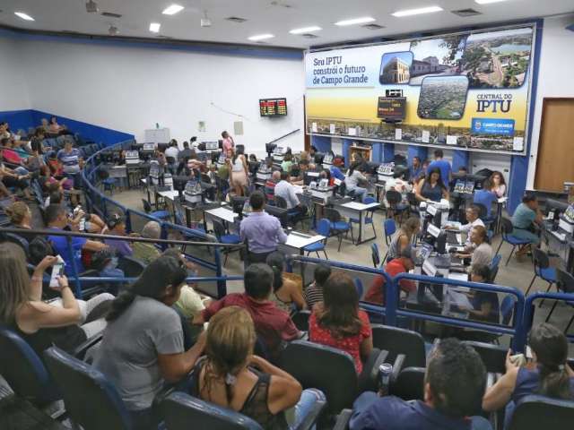No pen&uacute;ltimo dia com desconto de IPTU, fila de espera demora em m&eacute;dia 20 minutos