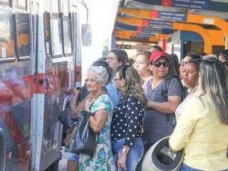 Superlotação de ônibus estão entre as principais reclamações dos usuários (Foto: Marcos Maluf)