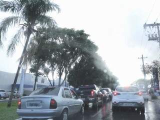 Chuva rápida caiu sobre trecho da Avenida Afonso Pena (Foto: Kísie Ainoã)